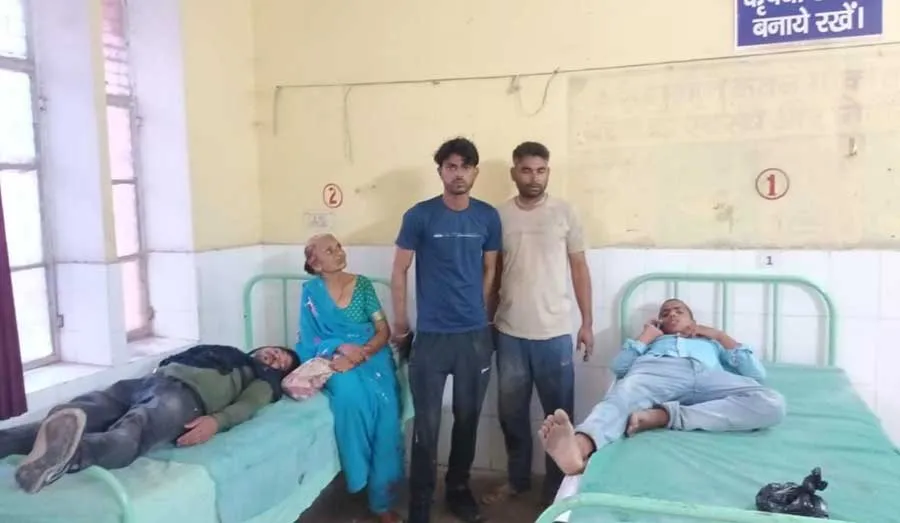 गंगा स्नान को जा रहे मैक्स सवारों की गाड़ी को ट्रक ने मारी टक्कर, आधा दर्जन घायल