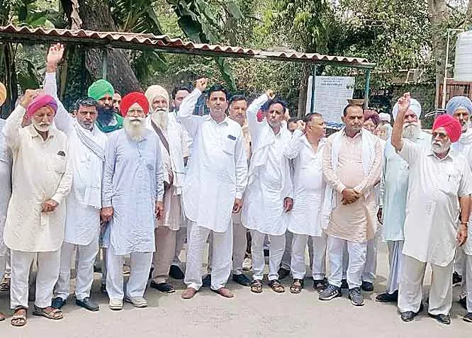 कैनाल में पानी कम होने से किसानों में आक्रोश