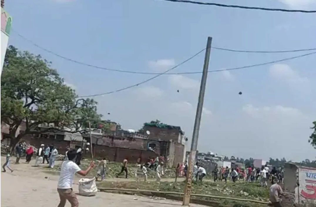 Gajraula में वोटिंग के दौरान हुआ पथराव