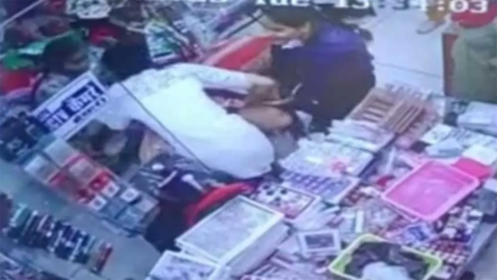 साईं सब संसार में मतलब का व्यवहार, राजगुरु मार्केट में 5 हजार के लिए भिड़ी दो महिला दुकानदार