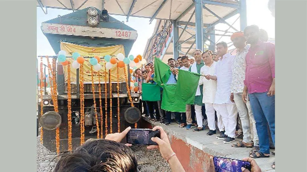 जयपुर-लोहारू पैसेन्जर ट्रेन के भठिण्डा तक विस्तार होने पर सांसद राहुल कस्वां ने हरी झंडी दिखाकर किया रवाना