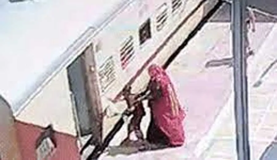चलती ट्रेन में चढ़ते वक्त एक बुजुर्ग महिला फिसली, देखें महिला कांस्टेबल की बहादुरी