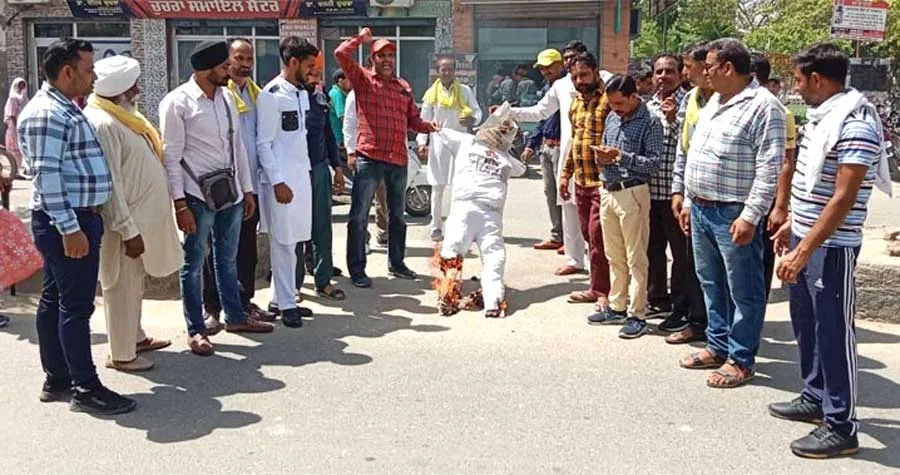 ठेका कर्मचारियों ने सरकार के खिलाफ खोलो मोर्चा, किया अर्थी फूंक प्रदर्शन