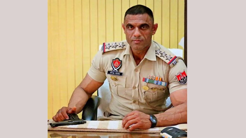 पुलिस ने नशीला पदार्थ जब्त कर एक महिला समेत चार को किया गिरफ्तार