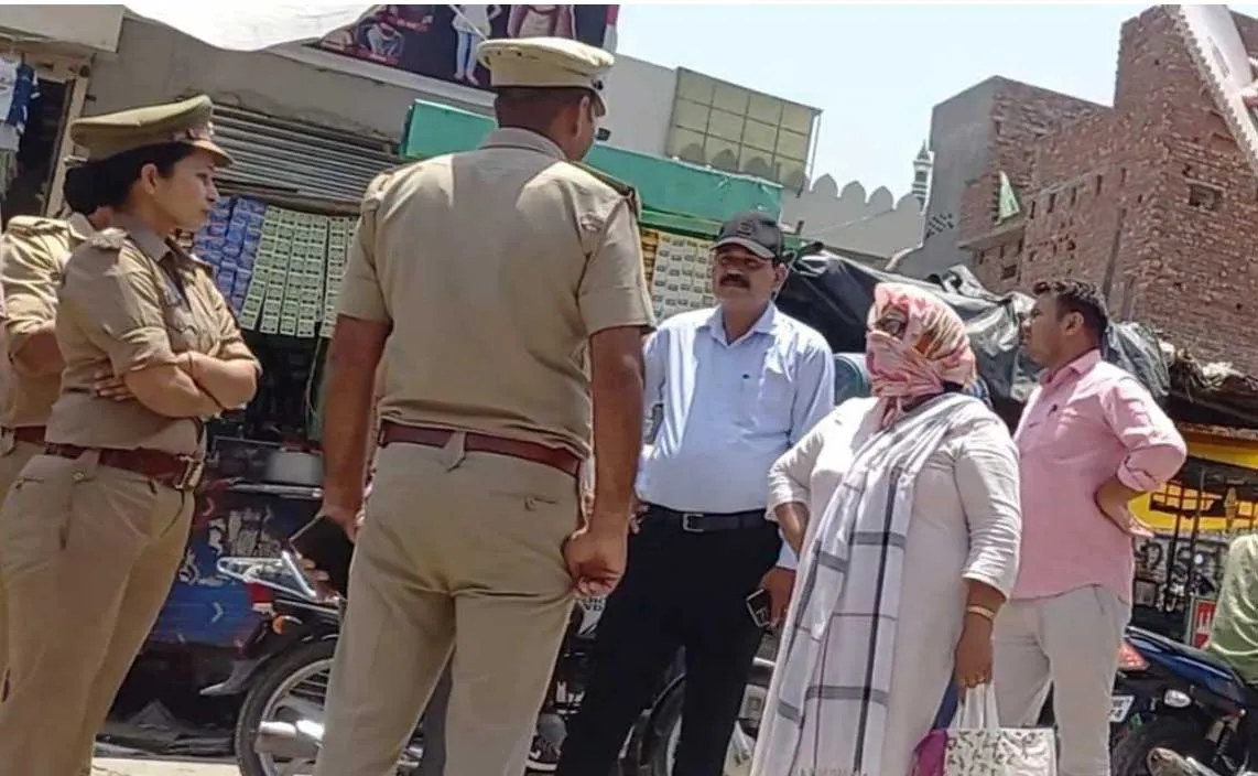 एंटी करप्शन टीम ने खंगाला रिश्वतखोर लेखपाल का मकान
