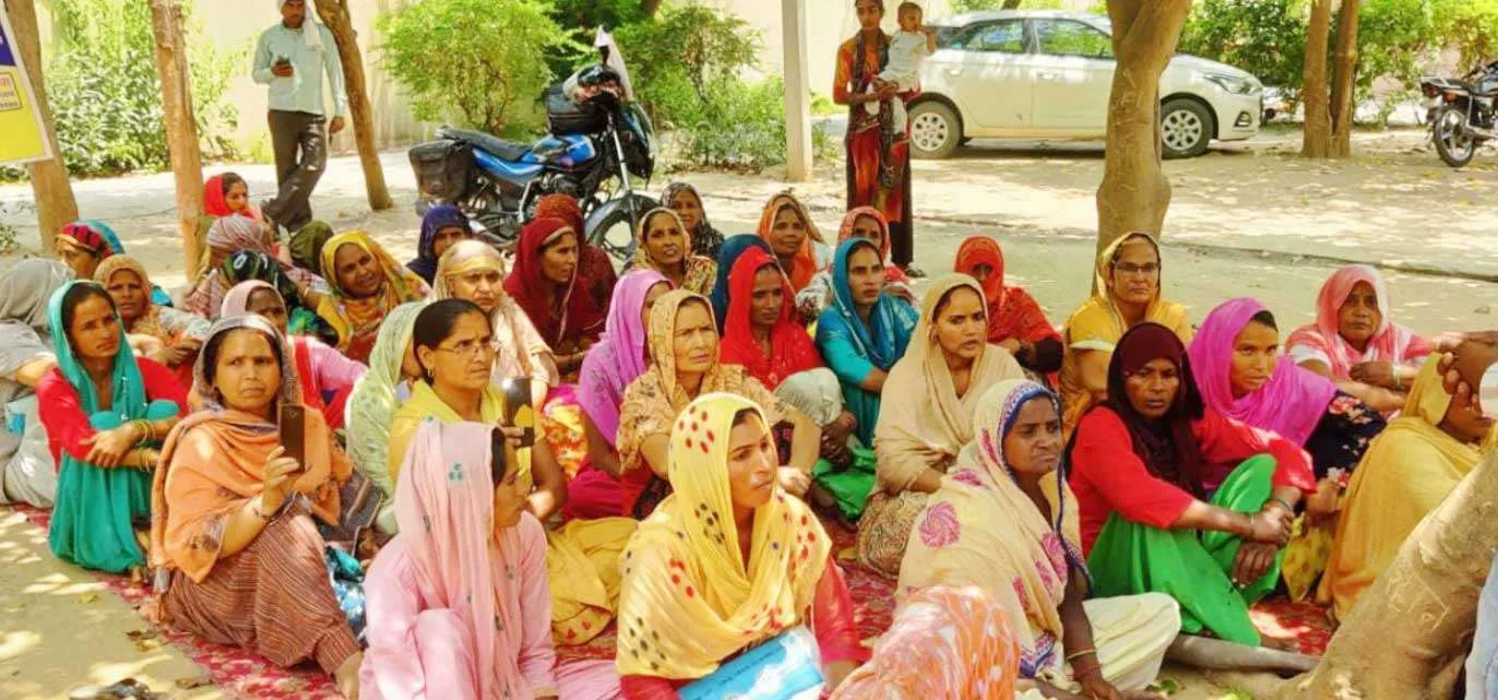 तहसील मुख्यालय पर गरजी रसोई माताएं, धरना-प्रदर्शन