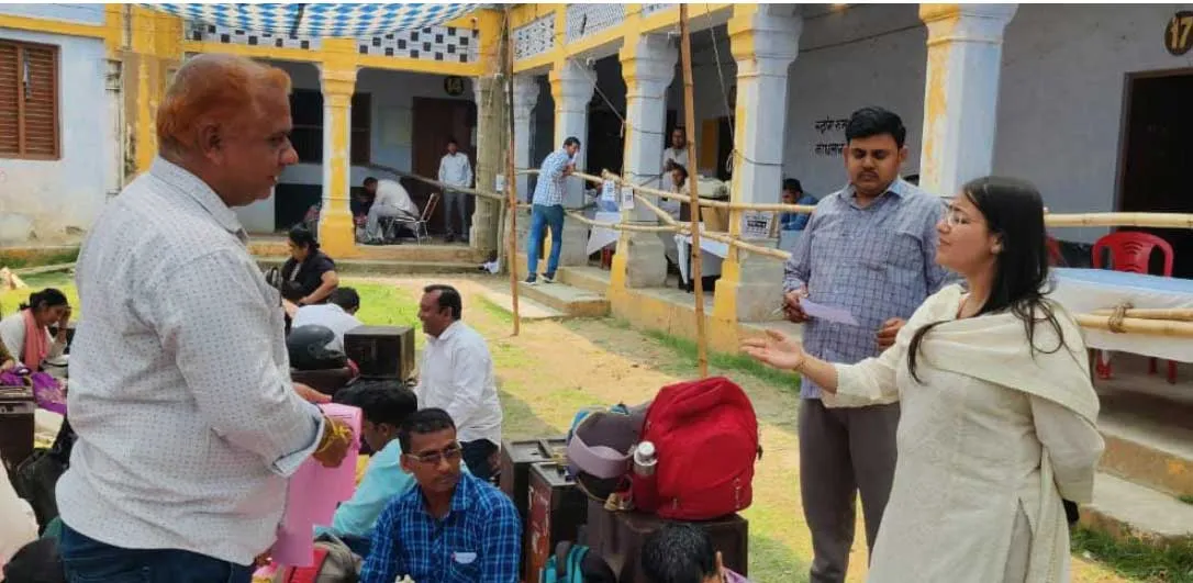 कैराना में मतदान केंद्रों के लिए रवाना हुई पोलिंग पार्टियां, वोटिंग कल