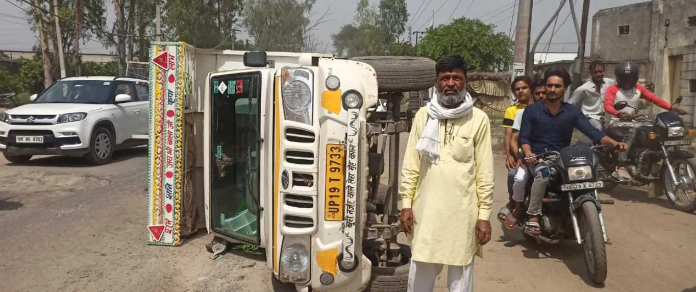 सड़क में बने गड्ढे में पलटा पिकअप, हादसा टला