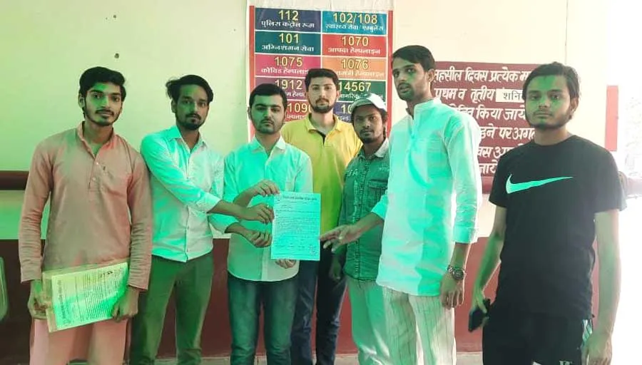 विद्युत लाइनों को व्यवस्थित कराने की मांग, एसडीएम को सौंपा पत्र