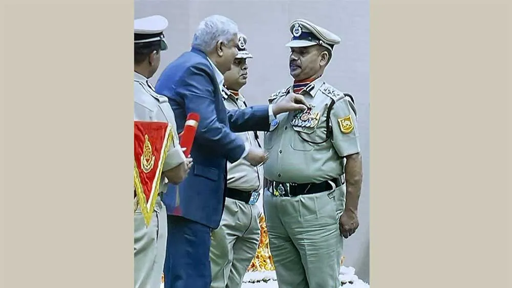 विशिष्ट सेवा मेडल से नवाजे गए वीरेंद्र पाल सिंह