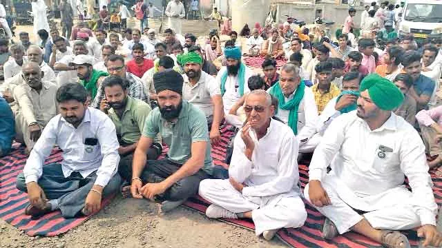 कल्लरखेड़ा में 46 मकान तोड़ने के विरोध में नेशनल हाईवे पर धरना