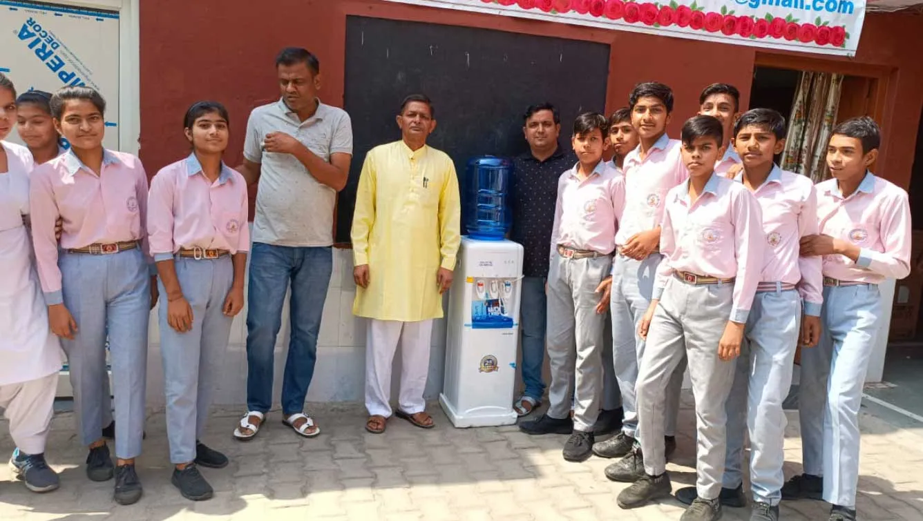 सोहटी गांव के सरपंच ने वाटर कूलर किया दान