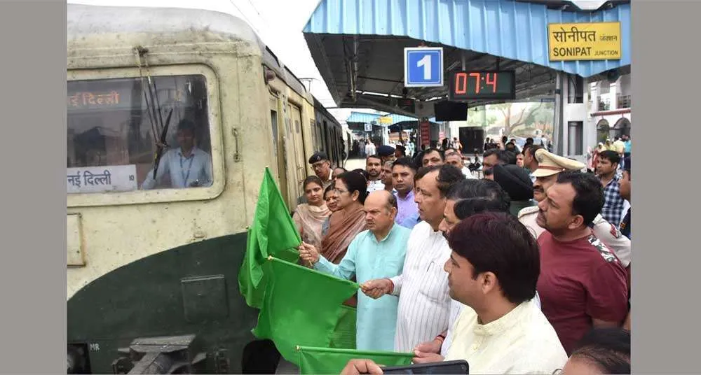 महिला स्पेशल ट्रेन को हरी झंडी दिखाकर किया रवाना