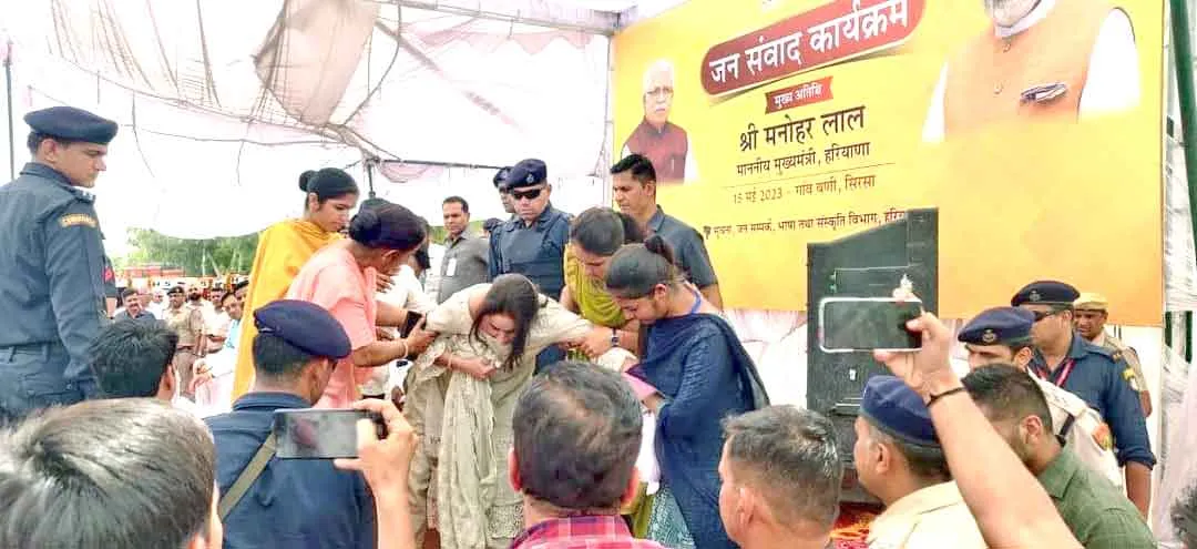 Sirsa News : जब महिला सरपंच ने सीएम के पैरों में अपना दुपट्टा फेंककर कहा-ये है हिन्दुस्तानी महिला की इज्जत