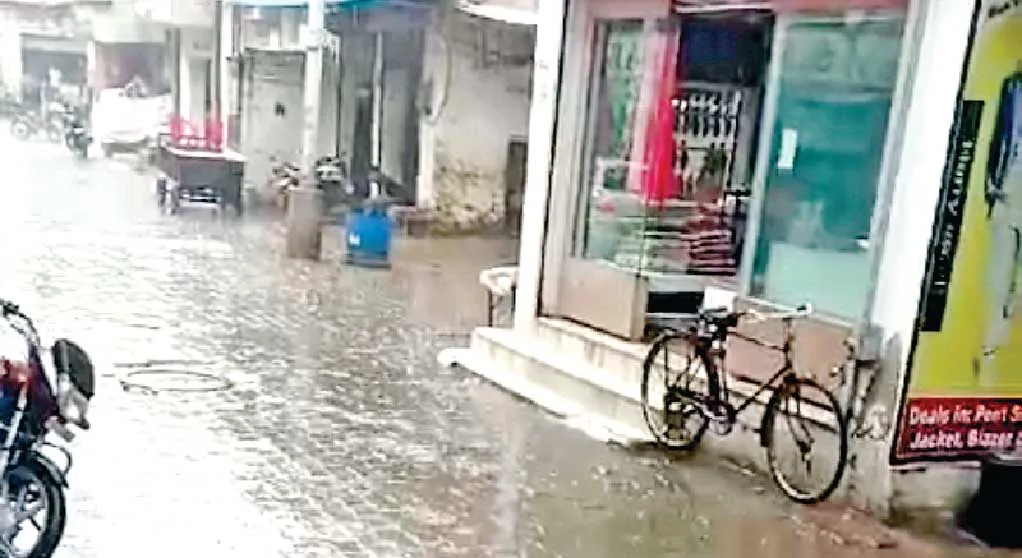 बारिश से मौसम सुहावना, तापमान में आई गिरावट