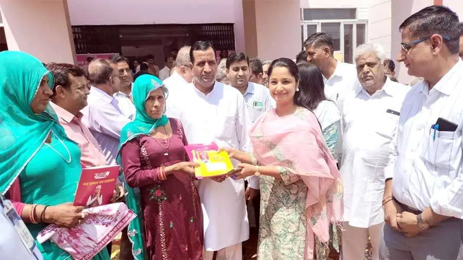 कलक्टर ने किया प्रेरित तो हटाया घूंघट