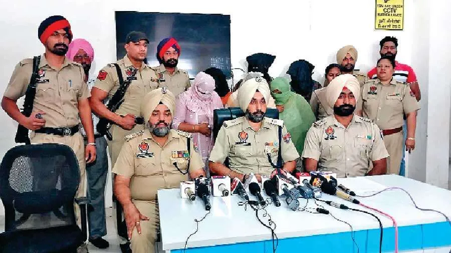 घर में दाखिल होकर महिला से की मारपीट, लूटे गहने, 6 गिरफ्तार