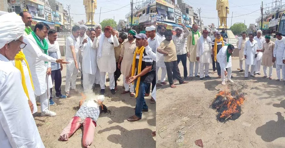 बीमा क्लैम व मुआवजा को लेकर किसानों ने रोष मार्च निकालकर प्रधान मंत्री का फूंका पुतला