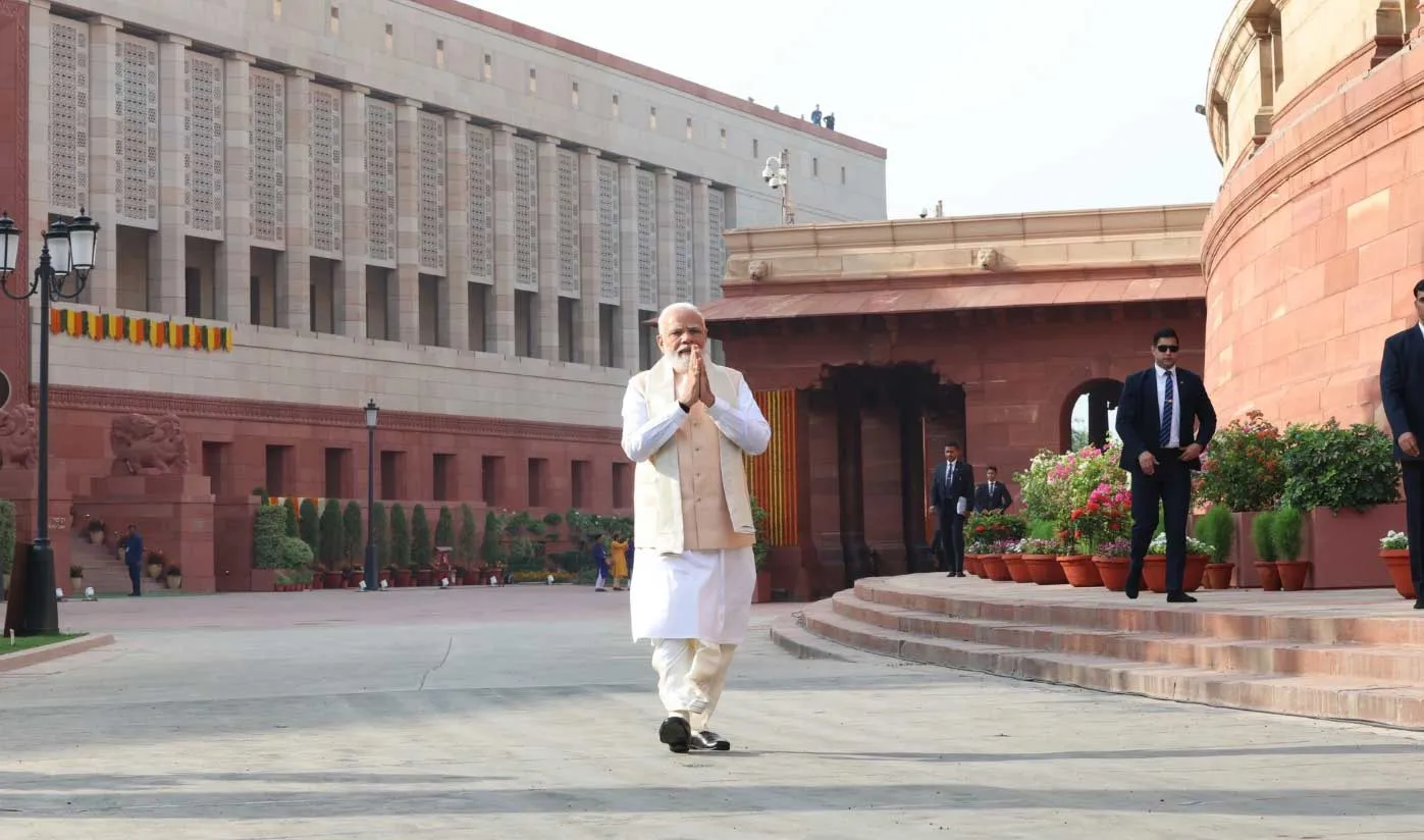 New Parliament Inauguration: सिल्क की धोती, कुर्ता एवं गुलाबी जैकेट पहने प्रसन्न मुद्रा में दिखे मोदी