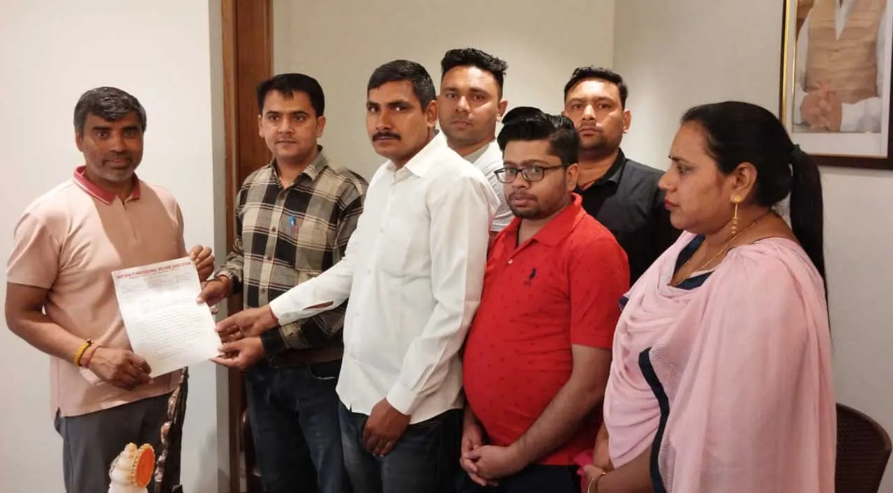 हारट्रोन आईटी प्रोफेशनल्स वेलफेयर एसोसिएशन ने ग्रामीण विधायक महिपाल ढांडा व पानीपत शहरी विधायक प्रमोद विज को सौंपा ज्ञापन