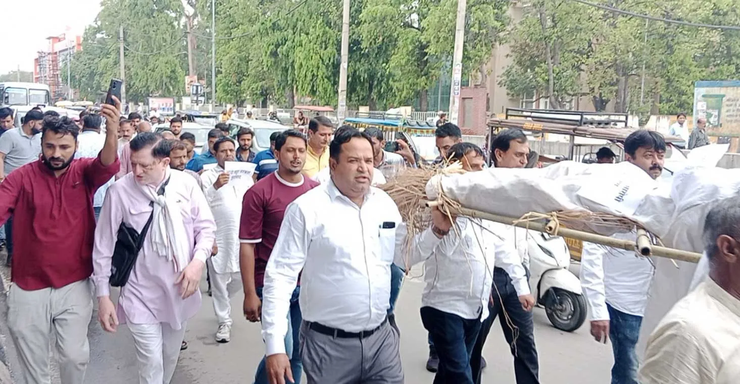 शव यात्रा निकालकर पुतला दहन करके सरकार के प्रति दिखाई नाराजगी। Sarvajati Jan Panchayat