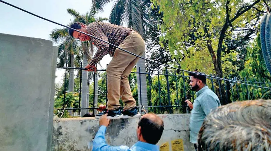 …और जब पावरकॉम के कर्मचारी दीवारें फांदकर निकले बाहर