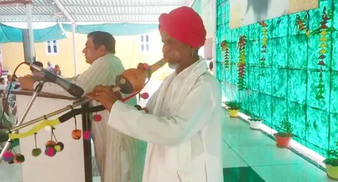 बीन की धुन पर झूमी संगत