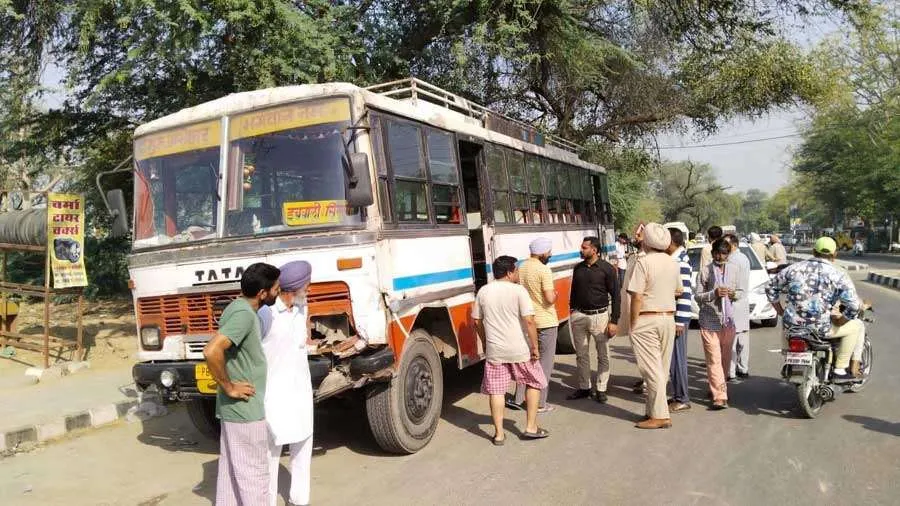 लापरवाही से चला रहे बस चालक ने कार को मारी टक्कर