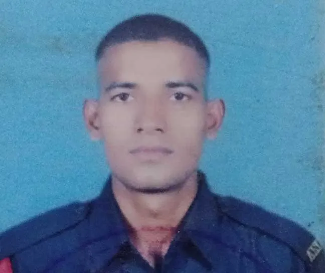 अमरोहा में सांड की टक्कर से बाइक सवार सेना के जवान की मौत, पत्नी व बच्चे घायल