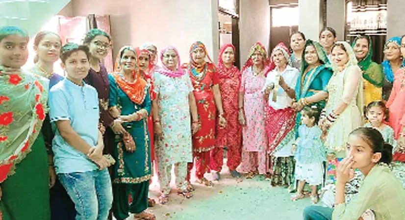 बेटी के जन्म पर थाली बजाई मिठाई बांट खुशी मनाई