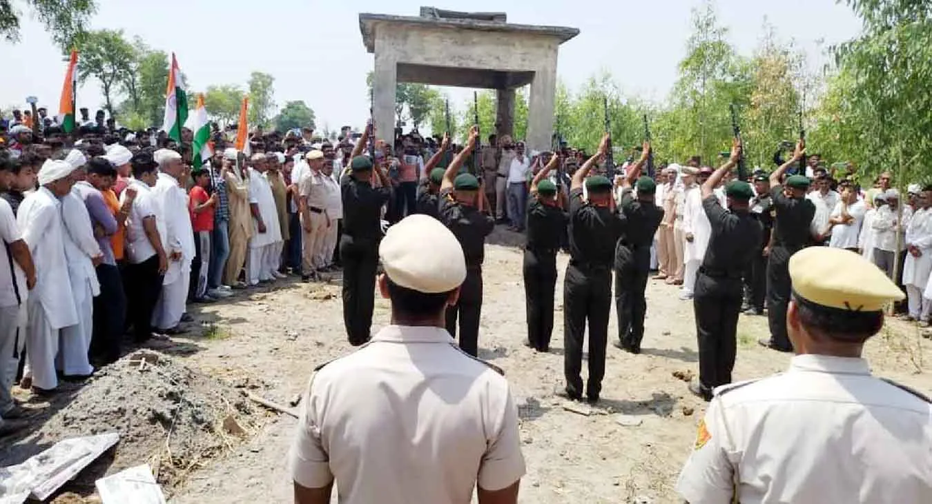 शहीद बेटे की मूछों को ताव देकर माँ ने किया बेटे की शहादत को सलाम