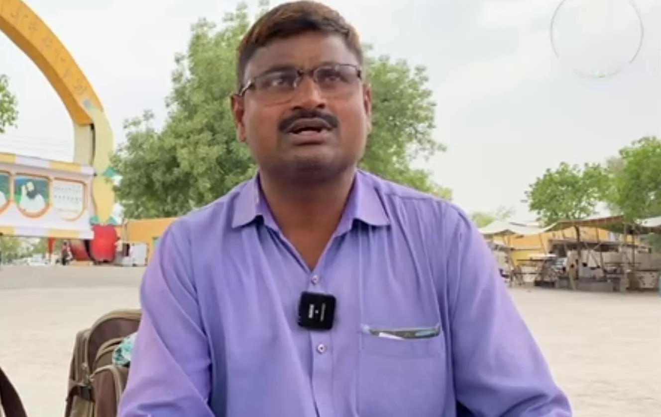 पूज्य गुरु जी को क्यों बुला रहा, ये सरकारी शिक्षक