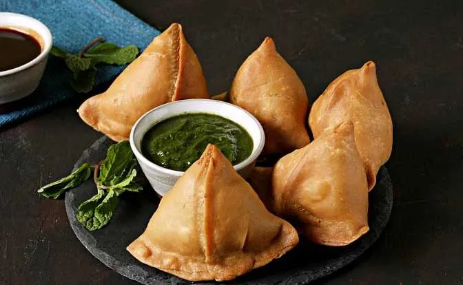 ये अजीब है ! समोसे भी, 10 करोड़ भी!!