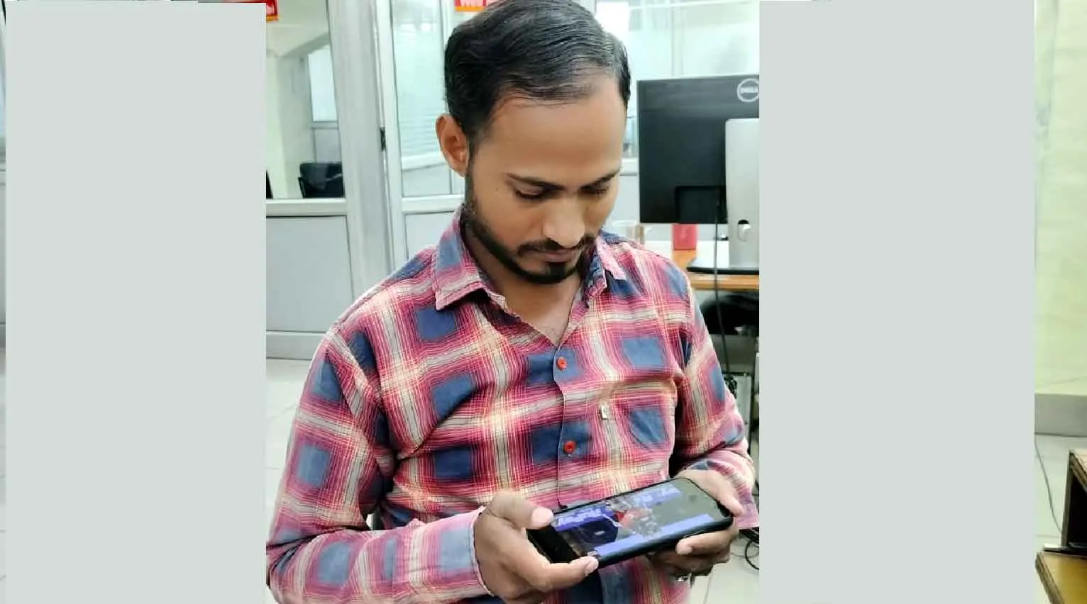 टीवी की बजाय अब चलती-फिरती स्क्रीन जेब में लेकर घूमते हैं क्रिकेट के दीवाने
