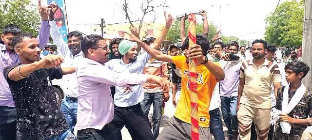 ढोल की थाप पर नाचते हुए राम नाम सुनने पहुंची श्रद्धालुओं की टोलियां