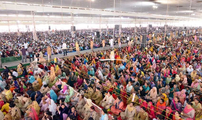 छोटे पड़ गए विशाल पंडाल