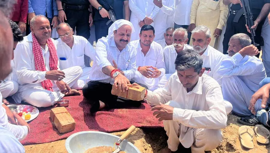 गांव में विकास के लिए 1 करोड़ के विकास कार्यों की दी सौगात
