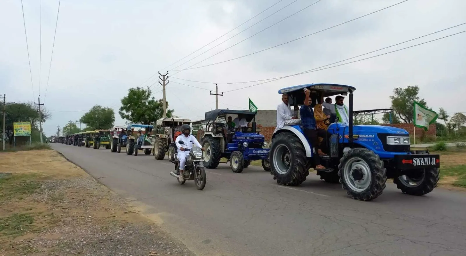 किसानों ने मांगों को लेकर निकाला ट्रैक्टर मार्च