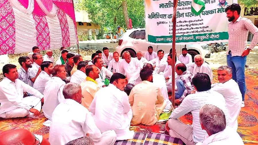 किसानों का तहसील कार्यालय पर अनिश्चितकालीन धरना शुरू