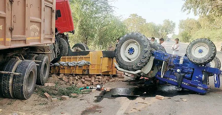 दुर्घटना में एक की मौत, दो गंभीर घायल