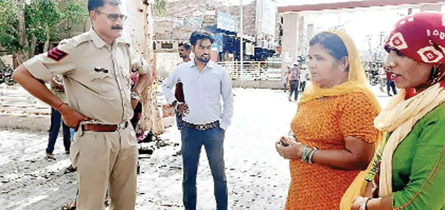 कान की सोने की बाली और गले से सोने का ओम छीनने की कोशिश
