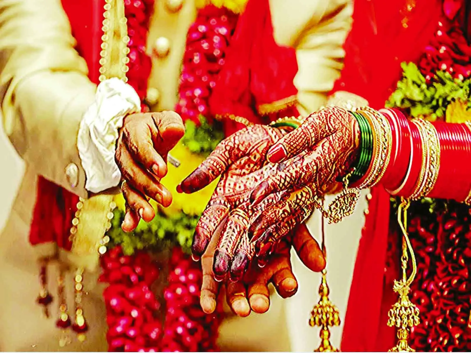 शिक्षक की शादी में ना बैंड, ना बाजा, ई-रिक्शा पर लेने पहुंचे दुल्हन को दूल्हे राजा