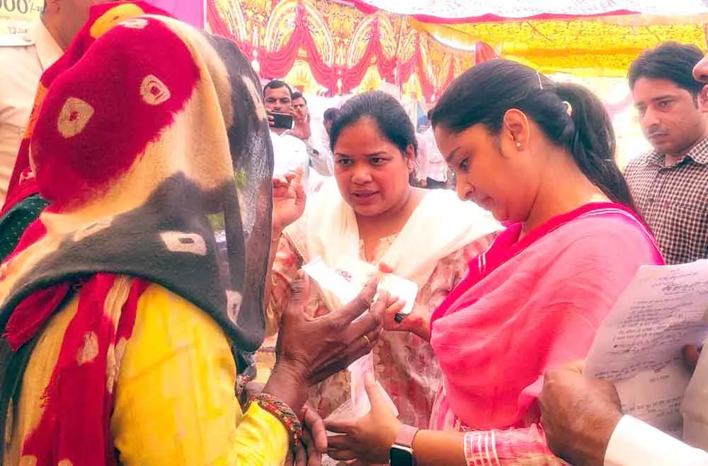 अंधेरे और गर्मी में रहने को थे मजबूर, जिला कलक्टर ने की परेशानी दूर