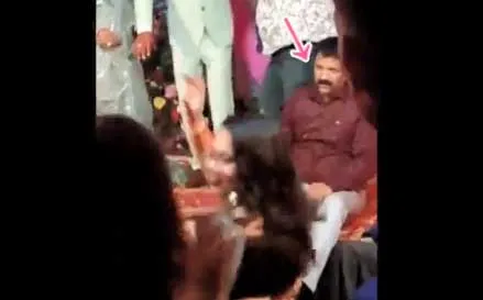 मौत का डांस: नाचते-नाचते स्टेज पर गिरा शख्स, सोया मौत की नींद | Viral Video