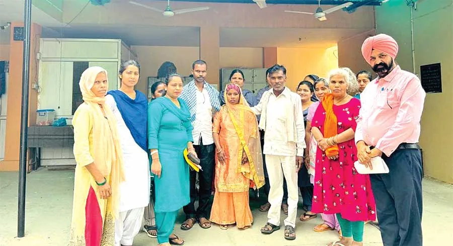 घर से 1500 किमी. दूर आ गई लापता महिला को डेरा श्रद्धालुओं ने परिवार से मिलवाया