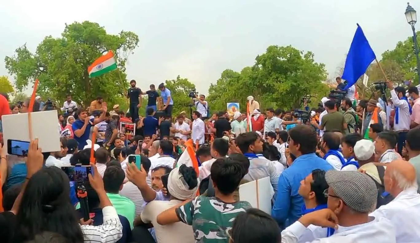 हिरासत में लिए गए पहलवान, बजरंग पुनिया बोले- हमें गोली मार दो