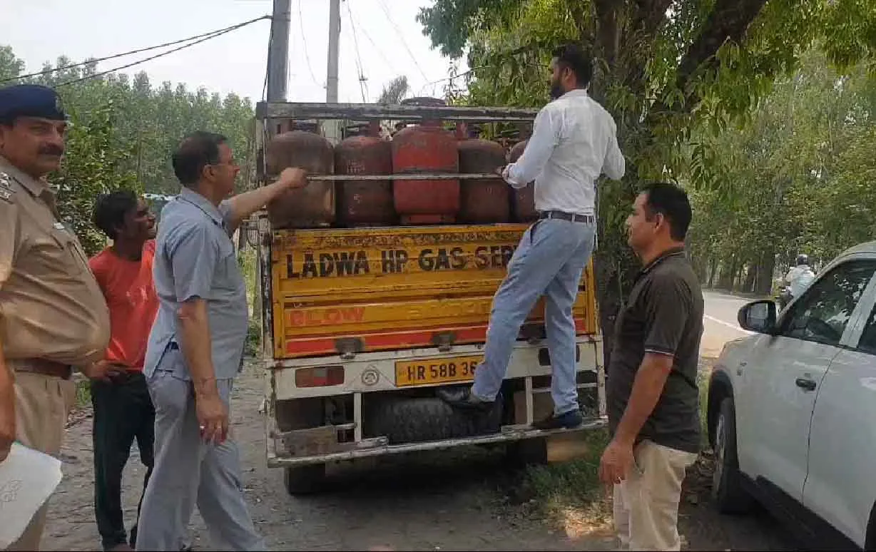 अवैध रूप से ले जाए जा रहे गैस सिलेंडर पकड़े