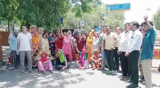 महिलाओं ने रोका भिवानी-हांसी मार्ग, गंदा पानी सप्लाई होने पर थी आग बबूला