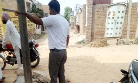 मोहल्लावासियों ने जेई पर लगाए रिश्वत के आरोप, कार्रवाई की मांग