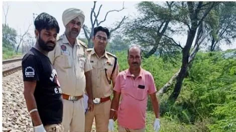 रेलगाड़ी से कटकर युवक की दर्दनाक मौत